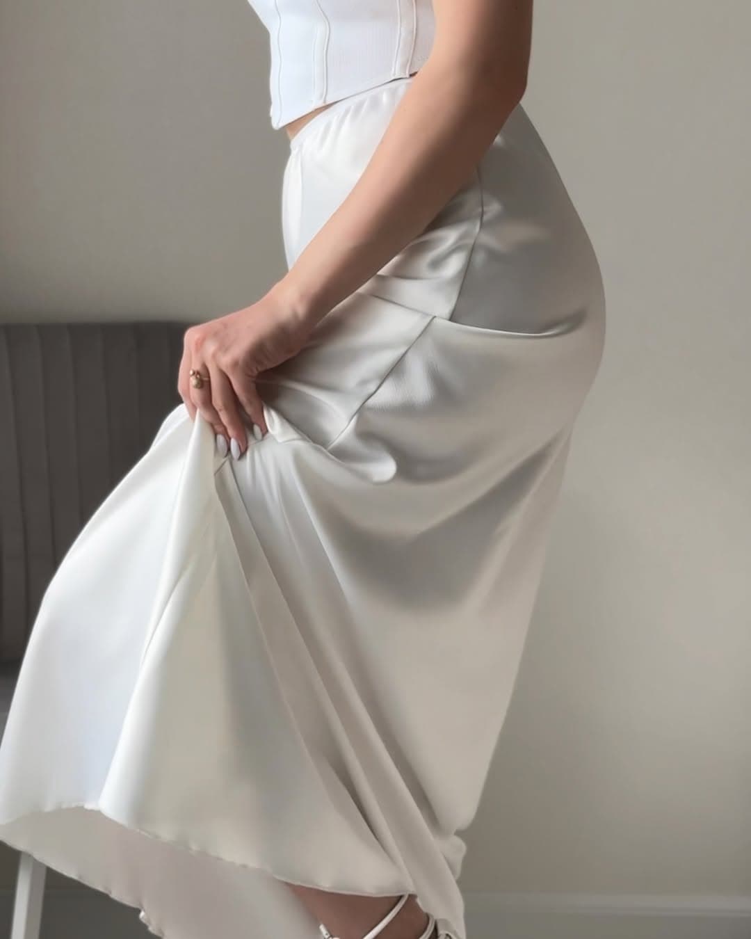 Атласна спідниця міді