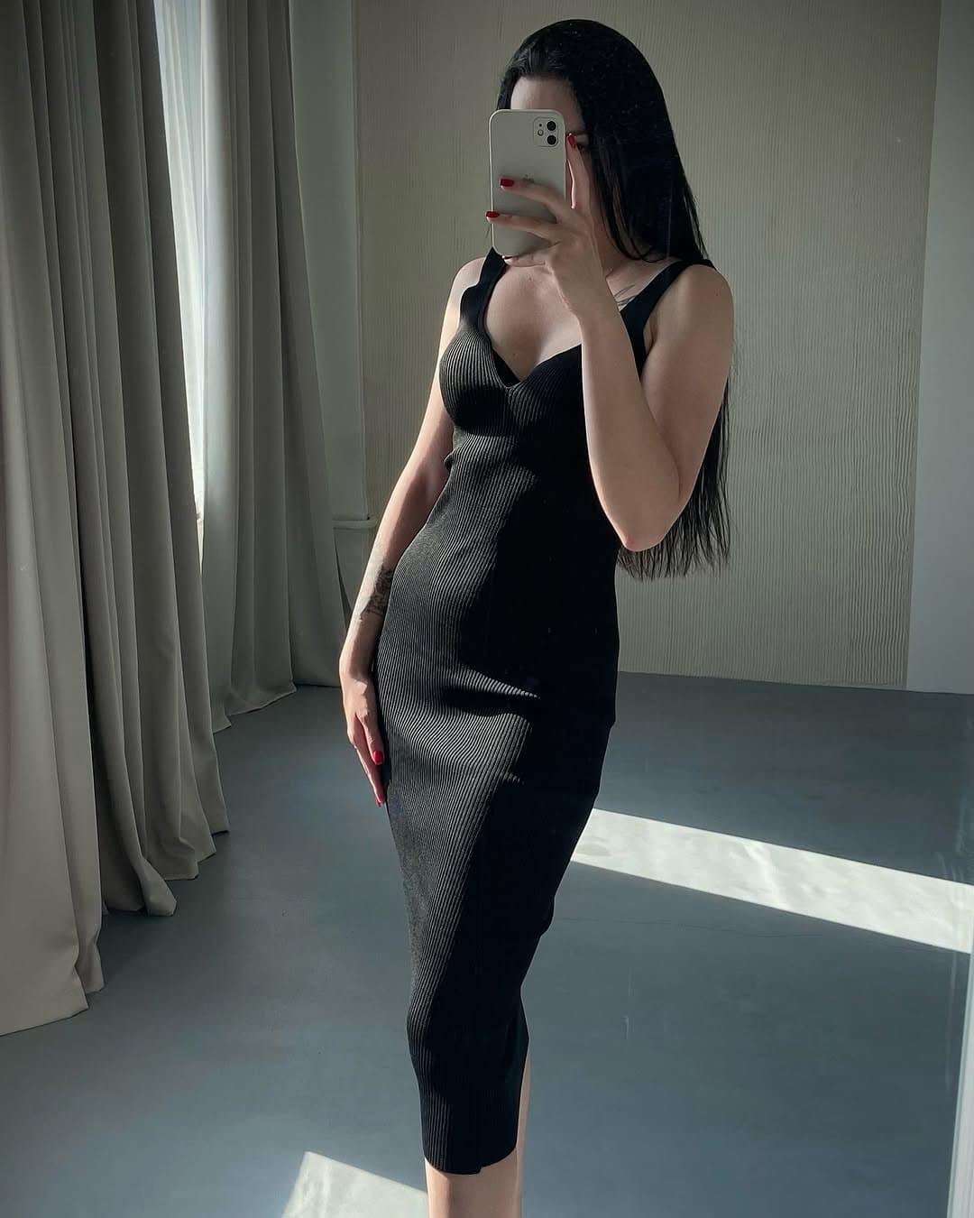 Спокуслива силуетна сукня міді