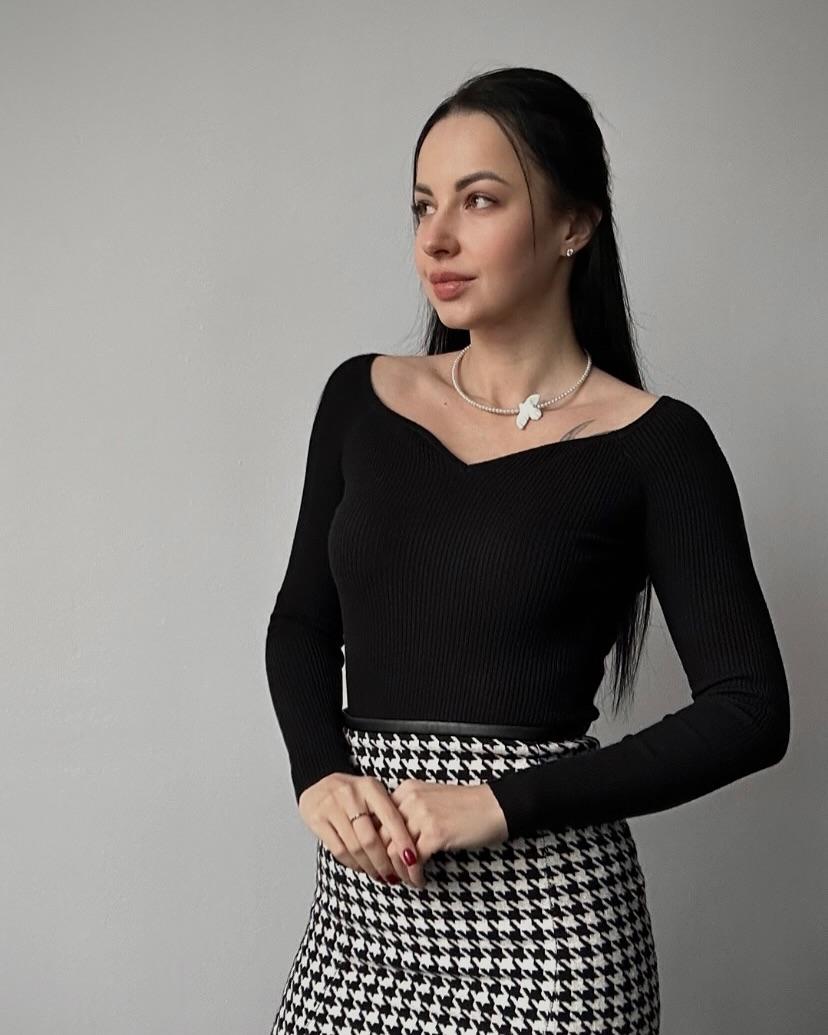 Джемпер в рубчик з фігурним вирізом