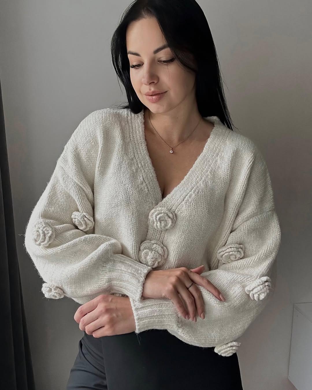 Кардиган з вʼязаними трояндами