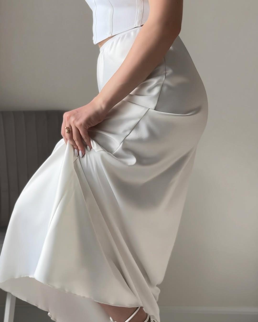 Атласна спідниця міді